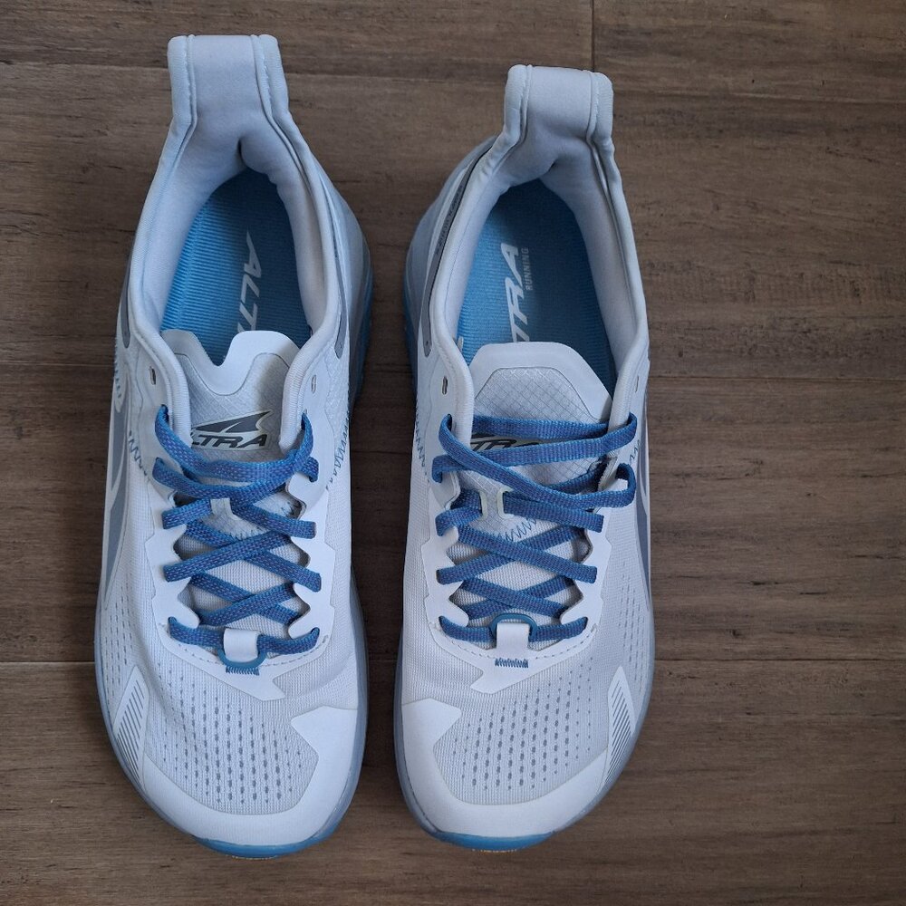 Women's size 10 Altra Olympus 5 white trail runners/ running shoe. - Picture 3 of 7